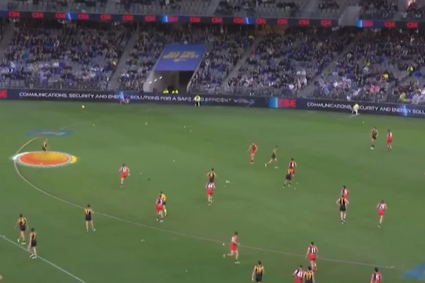 Tom McCarthy sozinho dentro de 50, apesar dos enormes números de Essendon voltarem.