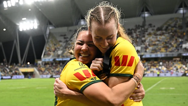 Kennedy Cherrington e Tamika Upton se abraçam.