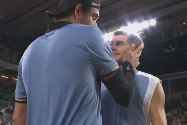 Berrettini e Arnaldi se abraçam.