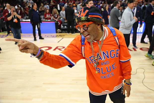   O cineasta e ator Spike Lee comemora após o New York Knicks derrotar o Cleveland Cavaliers.