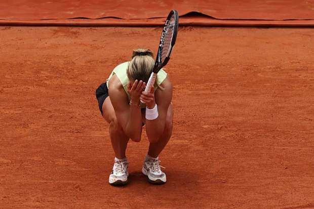 Maja Chwalinska comemora vitória no match point contra Anna Kalinskaya