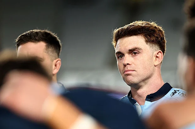 Andrew Kellaway, dos Waratahs, observa depois de perder.