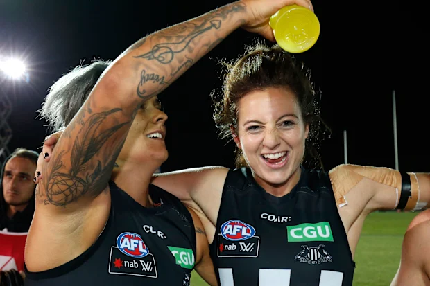 Moana Hope of the Magpies (à esquerda) derrama Gatorade em Stephanie Chiocci após uma vitória em 2017.
