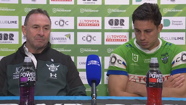O técnico dos Raiders, Ricky Stuart, e o capitão Joe Tapine falam aos repórteres após uma derrota para o Roosters.