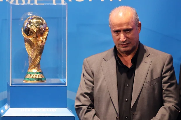 Presidente da Federação Iraniana de Futebol, Mehdi Taj posa para foto com o Troféu da Copa do Mundo FIFA