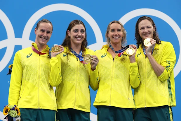 A partir da esquerda: Bronte Campbell, Meg Harris, Emma McKeon e Cate Campbell fotografadas após ganhar o ouro no revezamento 4x100m livre feminino nas Olimpíadas de Tóquio em 2021.