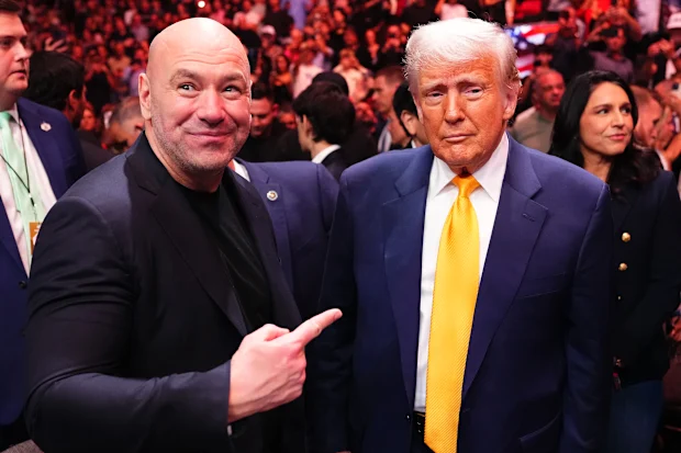 Dana White posa com Donald Trump durante o evento UFC 314 no Kaseya Center em 12 de abril de 2025 em Miami, Flórida. (Foto de Jeff Bottari/Zuffa LLC)