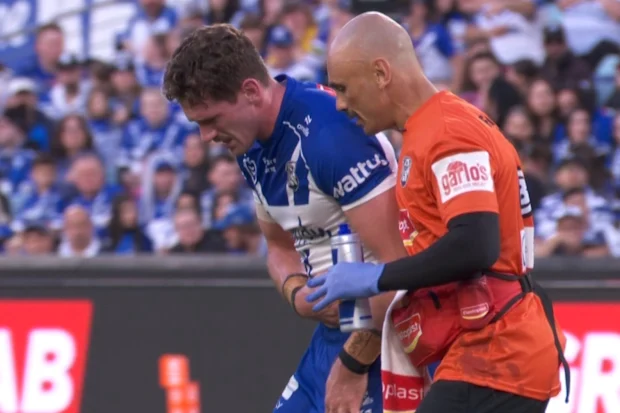 Harry Hayes agarra o quadril após uma entrada feia.