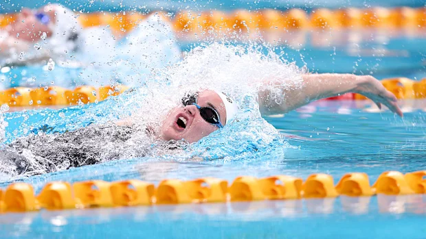 Iona Anderson compete na final dos 100m costas feminino.