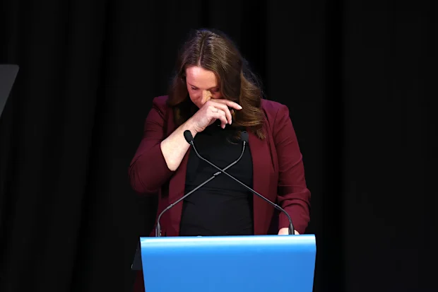 Bec Daniher chorou ao prestar homenagem a seu pai Neale.