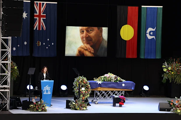 A esposa de Neale Daniher, Jan, fala no funeral de estado.