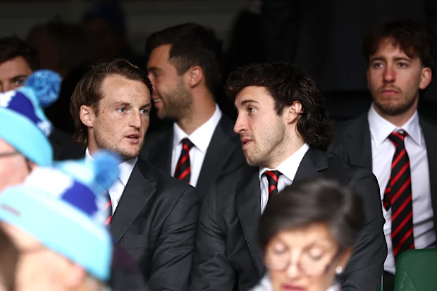 Os jogadores do Essendon, Mason Redman e o capitão Andrew McGrath no funeral de estado. 