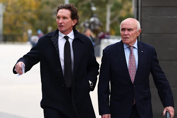 O ex-técnico do Essendon, James Hird, e o ex-presidente do Essendon, Paul Little, no funeral de Neale Daniher. 