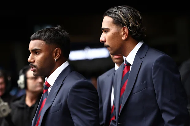 Os jogadores de Melbourne, Kysaiah e Latrelle Pickett, no funeral de estado. 