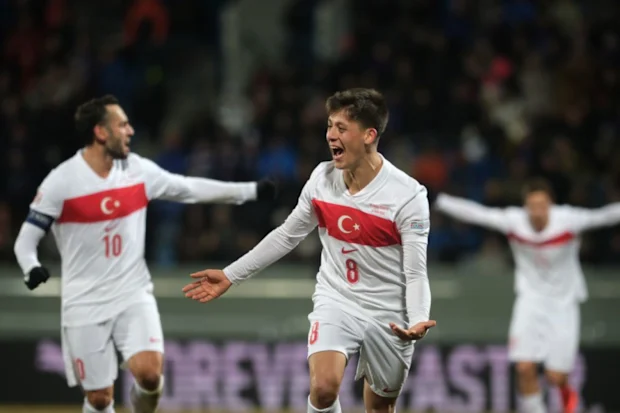 Arda Guler (8) de Turkiye comemora depois de marcar um gol durante a partida de futebol do Grupo 4 da Liga das Nações B da UEFA entre Islândia e Turkiye.