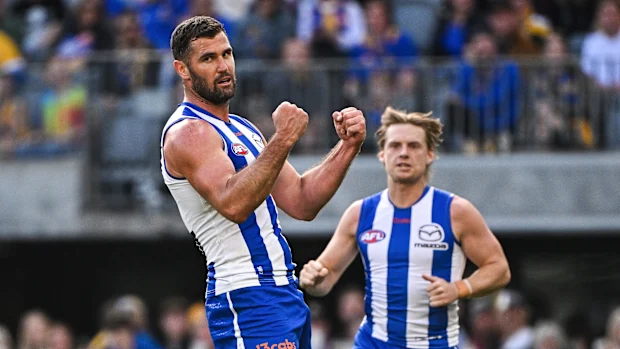 Jack Darling dos Kangaroos comemora um gol
