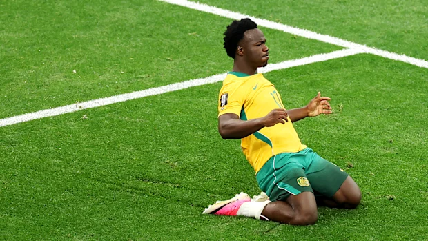   Nestory Irankunda nº 17 da Austrália comemora o primeiro gol de seu time 