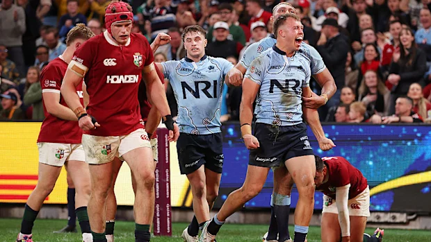 Darby Lancaster, dos Waratahs, comemora marcar um try.