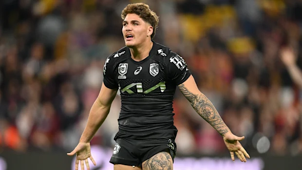 Reece Walsh reage em campo com o Broncos.