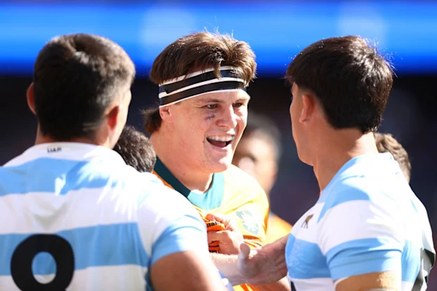 Tom Hooper dos Wallabies reage durante a partida do Campeonato de Rugby.