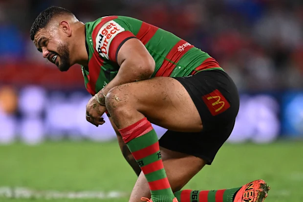 Latrell Mitchell luta durante a partida da 11ª rodada da NRL entre South Sydney Rabbitohs e Dolphins no Suncorp Stadium, em 15 de maio de 2026, em Brisbane, Austrália. (Foto de Hannah Peters/Getty Images)