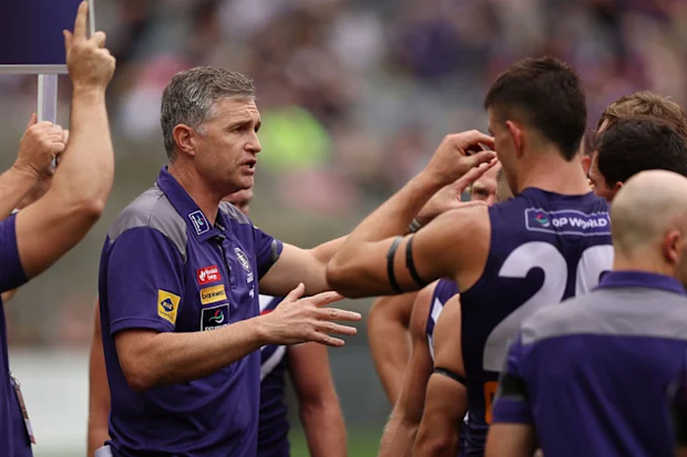 Justin Longmuir fala com os Dockers.