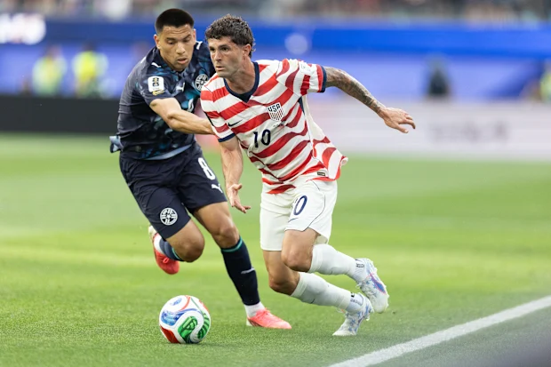 Christian Pulisic, o maior astro dos EUA, dribla um adversário paraguaio.