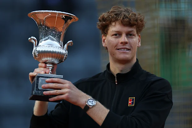 Jannik Sinner posa com o troféu na cerimônia de premiação da final individual masculina entre Jannik Sinner da Itália e Casper Ruud da Noruega no ATP Italian Open em Roma, Itália, em 17 de maio de 2026. (Foto de Li Jing/Xinhua via Getty Images)