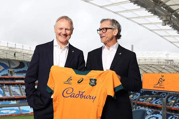 Matt Faessler e Harry Wilson cantam o hino nacional na partida-teste França x Austrália em Paris em 2025 (Franco Arland/Getty)
