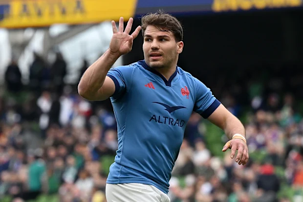 DUBLIN, IRLANDA - 08 DE MARÇO: Antoine Dupont da França se aquece antes da partida do Guinness Six Nations 2025 entre Irlanda e França no Aviva Stadium em 08 de março de 2025 em Dublin, Irlanda. (Foto de Charles McQuillan/Getty Images)