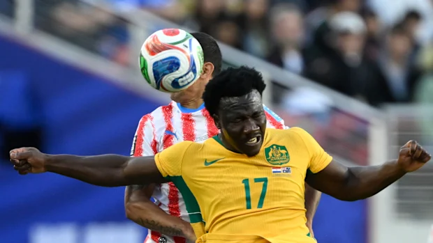 Nestory Irankunda tenta cabecear a bola em direção à rede.