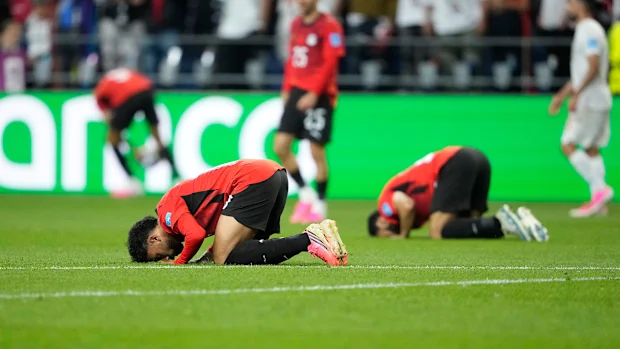 Jogadores egípcios após o empate crucial com o Irã no sábado.