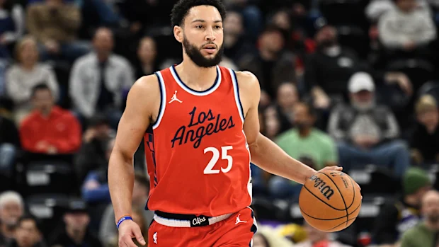 Ben Simmons, do LA Clippers, segura a bola durante o primeiro tempo.