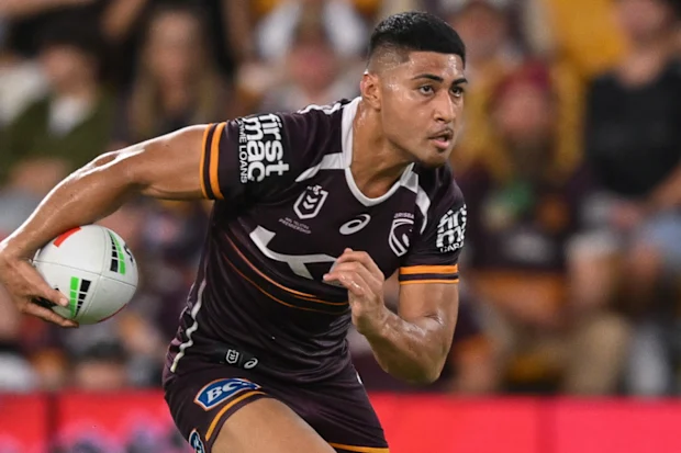 Josiah Karapani em ação pelo Brisbane Broncos contra o Penrith Panthers no primeiro round.
