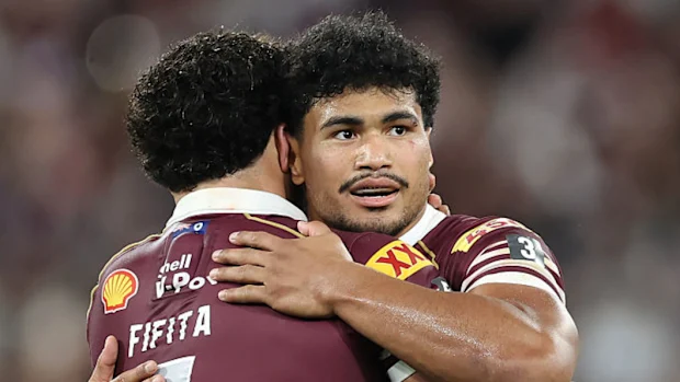 Jojo Fifita e Robert Toia se abraçam em tempo integral.