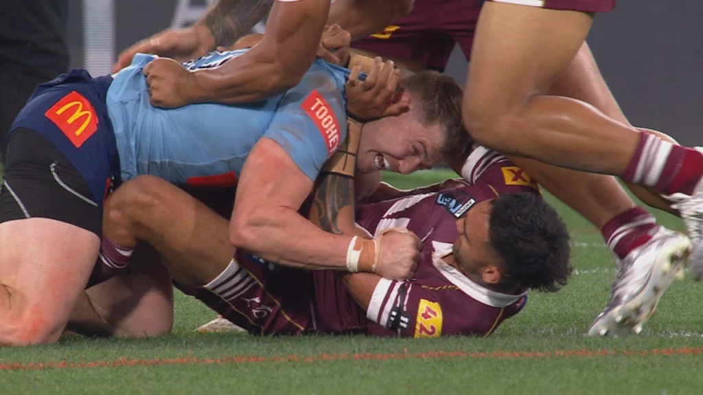 Resultados ao vivo do jogo 2 do State of Origin 2026: atualizações, resultados, destaques e últimas notícias de NSW Blues vs QLD Maroons; Britânico Nikora e Hudson Young em luta; Kotoni Staggs marca após erro de Tom Flegler