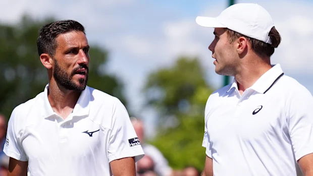 Arthur Fery e Damir Dzumhur em troca tensa no final da partida.