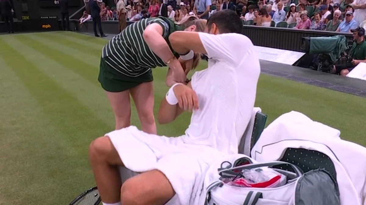 Notícias do tênis de Wimbledon 2026: Novak Djokovic pede desculpas pela pegadinha da ballgirl, vitória contra Stefano Tsitsipas, vídeo