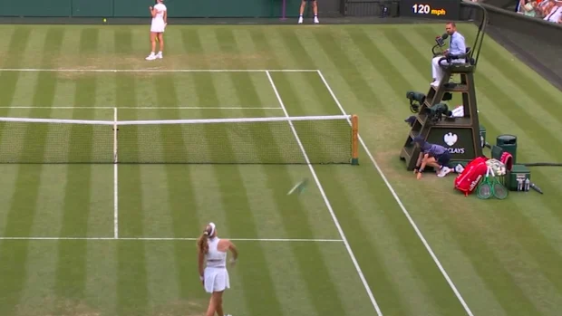 Andreeva lança sua raquete após desistir do match point.