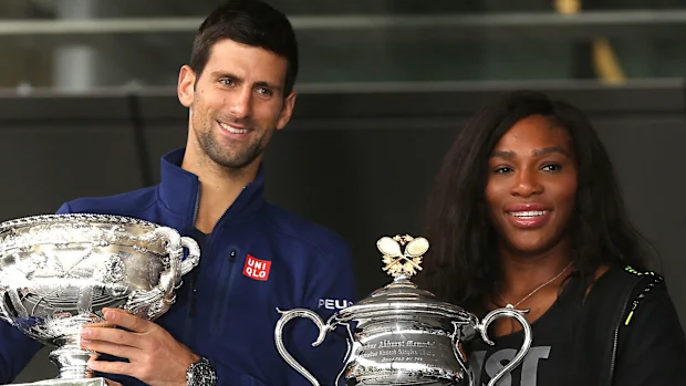 Djokovic e Williams posam com os troféus do Aberto da Austrália em 2016.