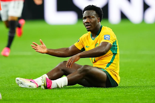 Nestory Irankunda ficou frustrado durante a derrota dos Socceroos para o Egito.