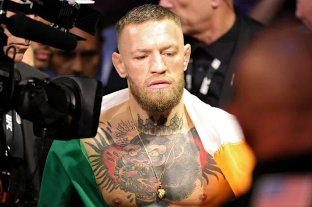 Conor McGregor, da Irlanda, caminha pela arena.
