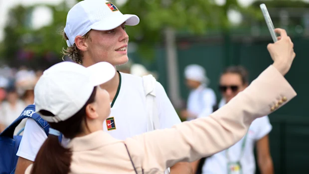 Hewitt posa para foto com fãs.