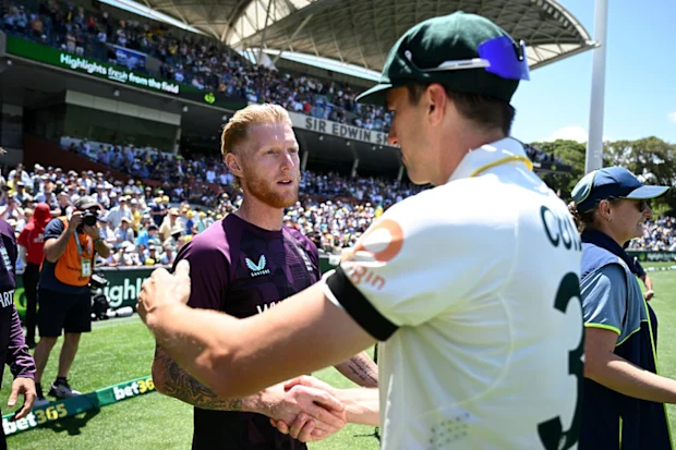 O capitão da Inglaterra, Ben Stokes, cumprimenta o capitão da Austrália, Pat Cummins, após perder o Ashes.