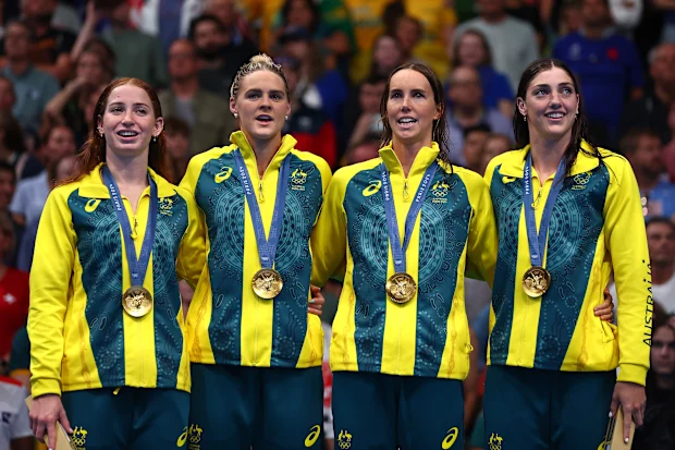 A partir da esquerda: Mollie O'Callaghan, Shayna Jack, Emma McKeon e Meg Harris retratadas durante a cerimônia de medalha após ganhar o ouro nos 4x100m livre nas Olimpíadas de Paris.