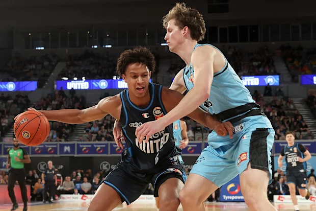 Dash Daniels (à esquerda) tenta impor sua força ao manusear a bola pelo Melbourne United durante a temporada 2024/25 da NBL.