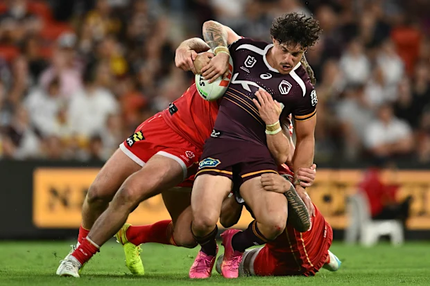 BRISBANE, AUSTRÁLIA - 27 DE MARÇO: Kotoni Staggs do Broncos é abordado durante a quarta rodada da partida da NRL entre Brisbane Broncos e Dolphins no Suncorp Stadium, em 27 de março de 2026, em Brisbane, Austrália. (Foto de Albert Perez/Getty Images)