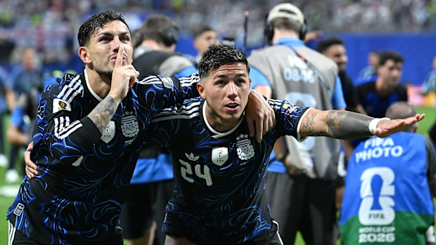 Paredes e Fernandez comemoram com torcedores.