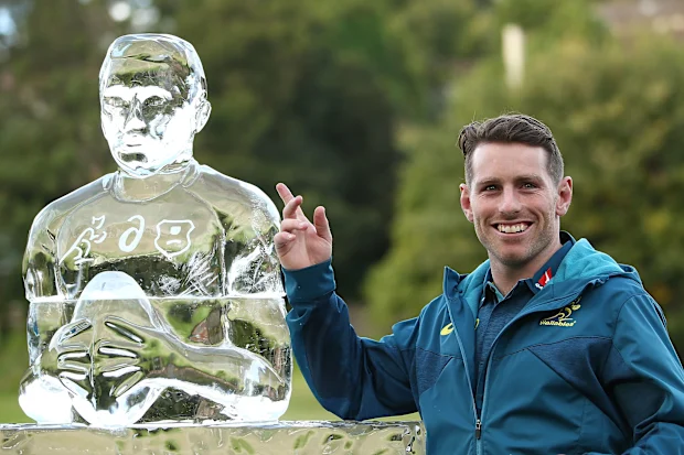 Bernard Foley com uma escultura do 'Homem de Gelo' feita em sua homenagem.