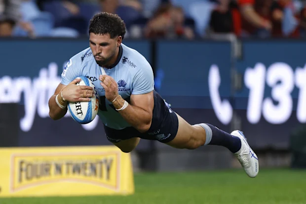 Triston Reilly dos Waratahs marca um try.